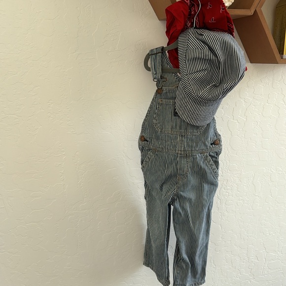 2T Train Conductor Outfit - Picture 2 of 3